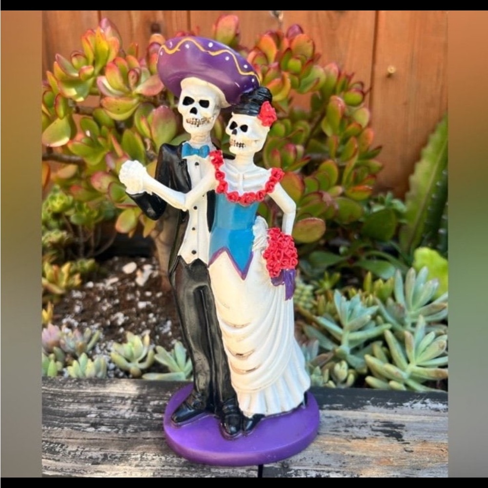 Dia de Los Muertos Dancing couple